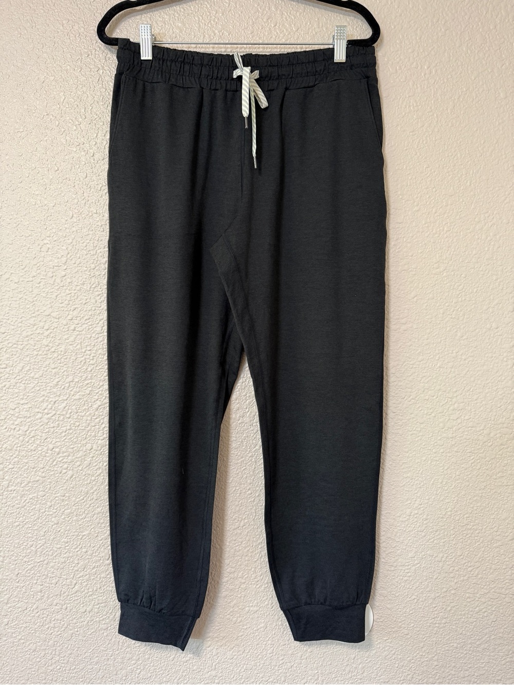 NWOT Vuori Performance Jogger Black Athleisure Casual Everyday DreamKnit M - Picture 2 of 6